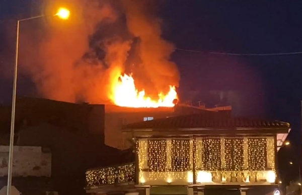 Foto - Apartmanın çatı katı alev alev yandı