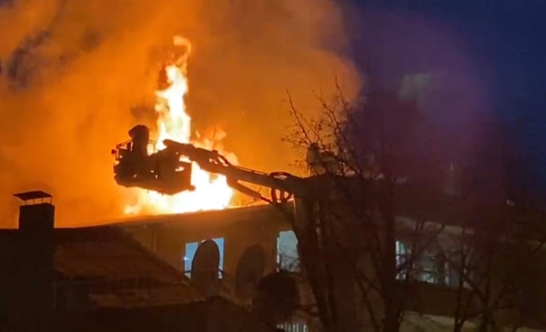 Foto - Apartmanın çatı katı alev alev yandı