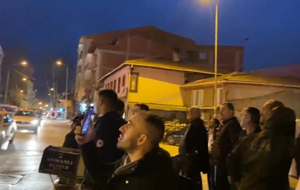 Foto - Apartmanın çatı katı alev alev yandı