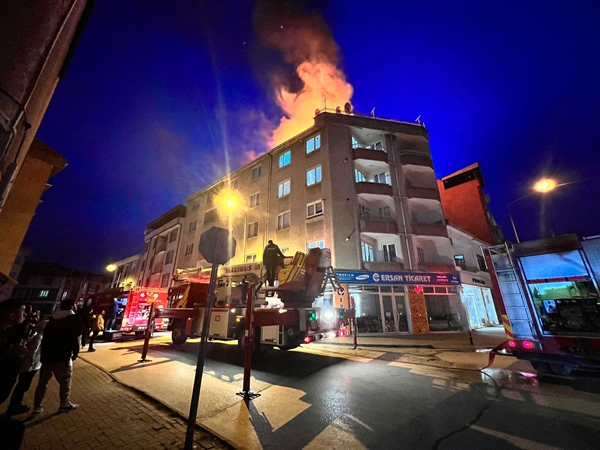 Foto - Apartmanın çatı katı alev alev yandı
