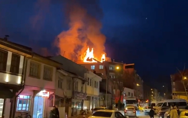 Foto - Apartmanın çatı katı alev alev yandı
