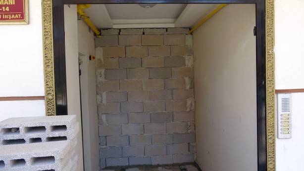 Foto - Apartmanın giriş kapısına örülen duvar şaşkınlığa neden oldu