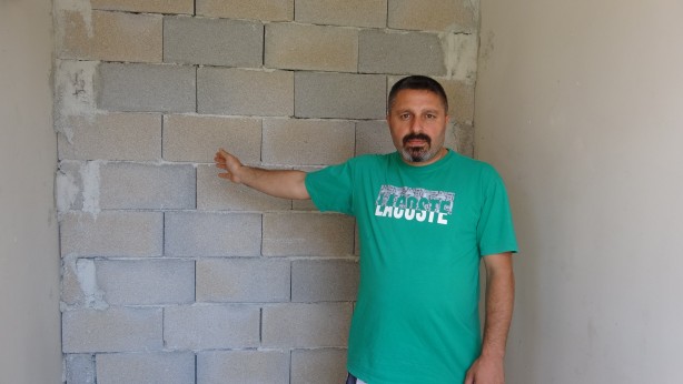 Foto - Apartmanın giriş kapısına örülen duvar şaşkınlığa neden oldu