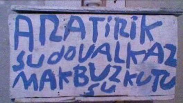 Apartmanlara asılan güldüren yazılar