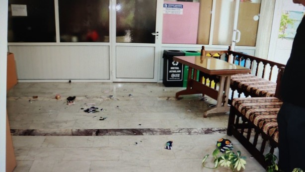 Foto - 'Aparttan çıkmayan kiracısının kapısına kimyasal sıvı döktü' iddiası! 5 kişi hastanelik oldu