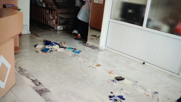 'Aparttan çıkmayan kiracısının kapısına kimyasal sıvı döktü' iddiası! 5 kişi hastanelik oldu