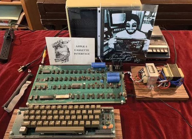 Foto - Apple’ı zirveye taşıyan bilgisayar rekor fiyata satıldı