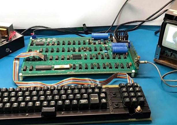 Foto - Apple’ı zirveye taşıyan bilgisayar rekor fiyata satıldı