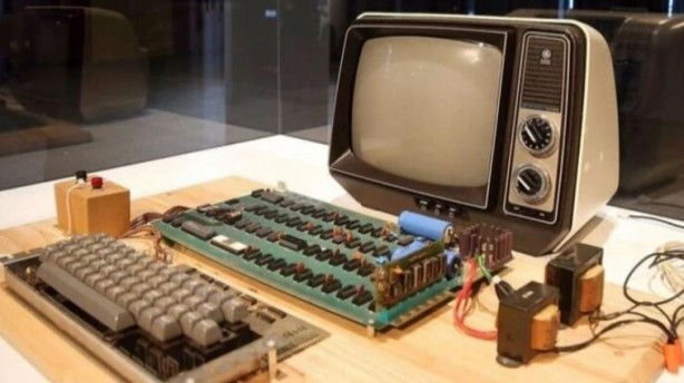 Foto - Apple’ı zirveye taşıyan bilgisayar rekor fiyata satıldı