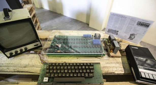 Foto - Apple’ı zirveye taşıyan bilgisayar rekor fiyata satıldı