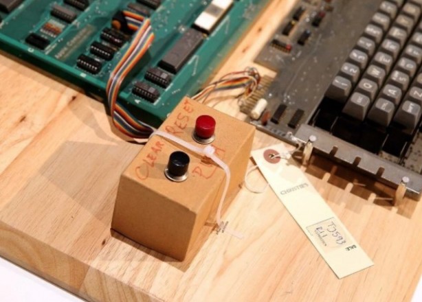 Foto - Apple'ın ilk bilgisayarı rekor fiyata satıldı