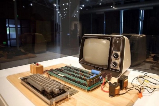 Foto - Apple'ın ilk bilgisayarı rekor fiyata satıldı