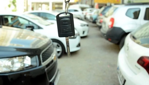 Araba alacaklar dikkat! İkinci elde sert düşüş!