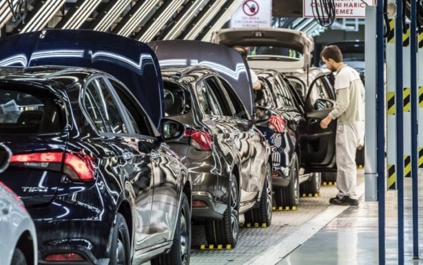 Araba fiyatlarında beklenen haber geldi! İşte fiyatların düşeceği tarih