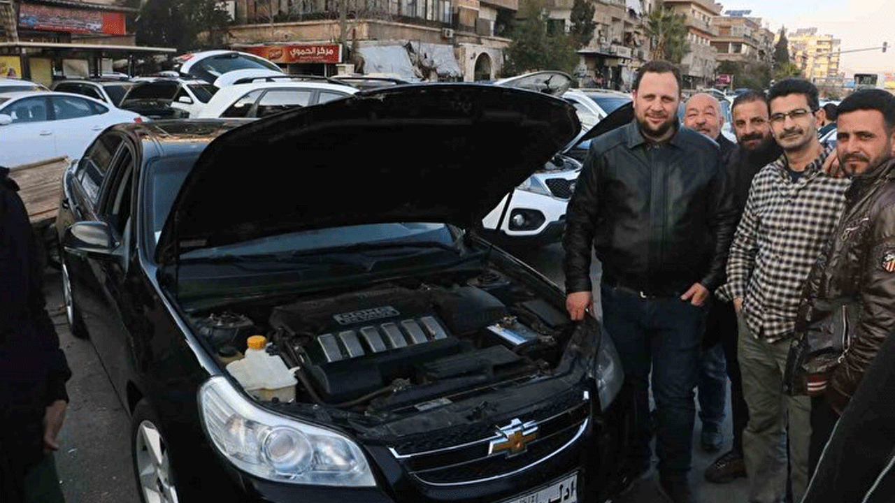 Foto - Araba fiyatlarını gören Suriyelilerin ağzı açık kaldı! Satın almaktan korkuyorlar ama sebebi sandığınız gibi değil