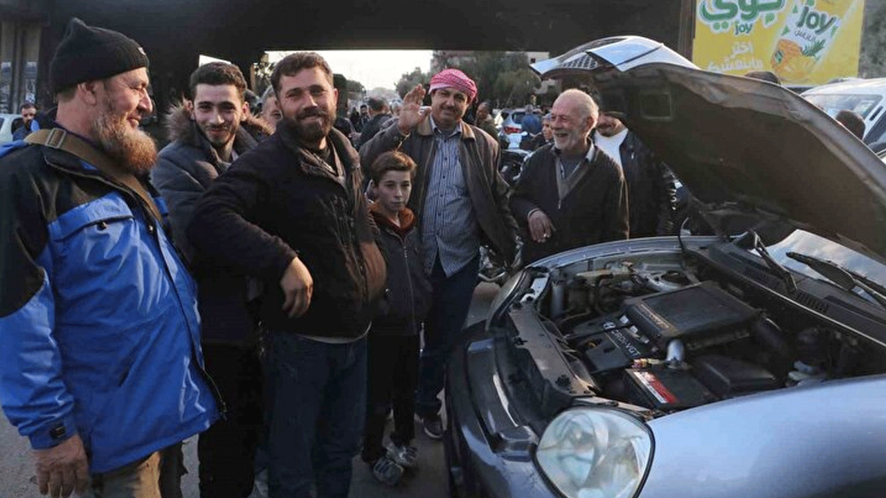 Foto - Araba fiyatlarını gören Suriyelilerin ağzı açık kaldı! Satın almaktan korkuyorlar ama sebebi sandığınız gibi değil