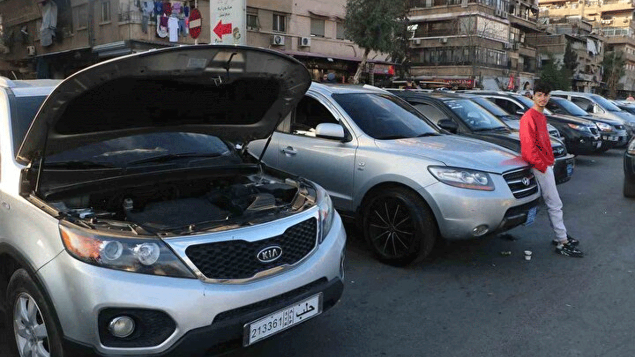 Foto - Araba fiyatlarını gören Suriyelilerin ağzı açık kaldı! Satın almaktan korkuyorlar ama sebebi sandığınız gibi değil