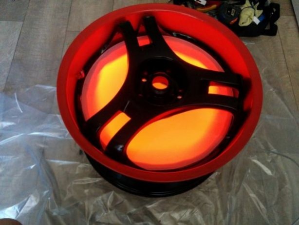 Foto - Araba jantından yaptığı şeye çok şaşıracaksınız