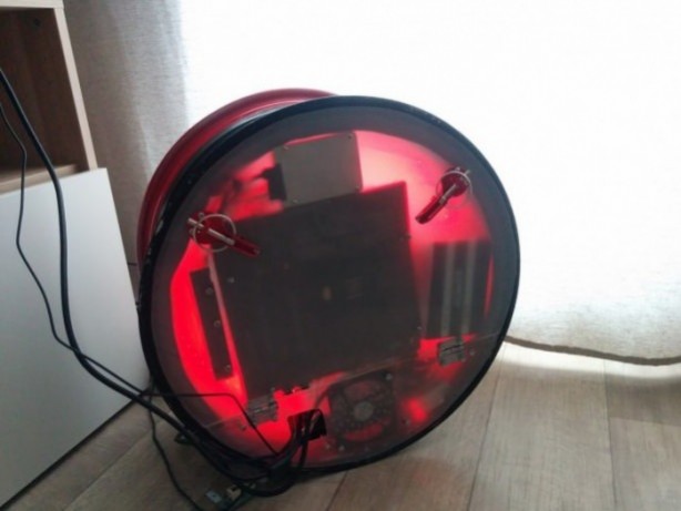 Foto - Araba jantından yaptığı şeye çok şaşıracaksınız