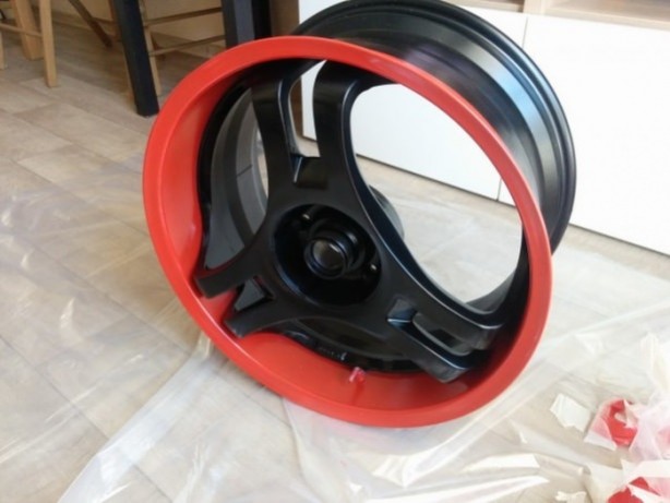 Foto - Araba jantından yaptığı şeye çok şaşıracaksınız