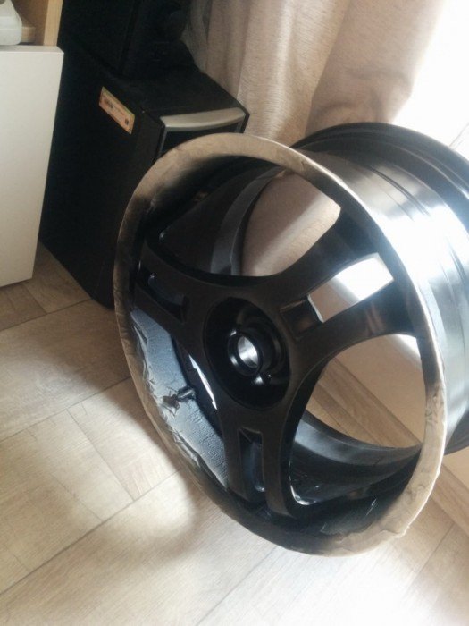 Foto - Araba jantından yaptığı şeye çok şaşıracaksınız