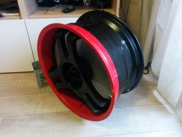 Foto - Araba jantından yaptığı şeye çok şaşıracaksınız