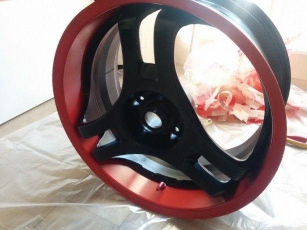 Foto - Araba jantından yaptığı şeye çok şaşıracaksınız