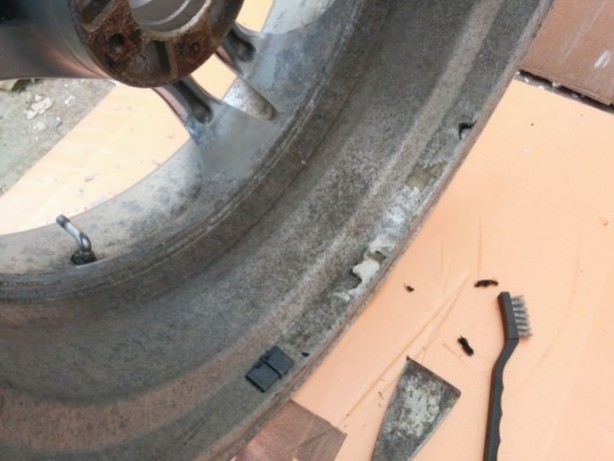 Foto - Araba jantından yaptığı şeye çok şaşıracaksınız