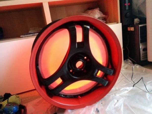 Foto - Araba jantından yaptığı şeye çok şaşıracaksınız