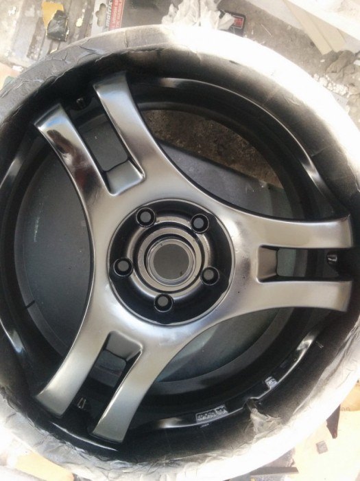 Foto - Araba jantından yaptığı şeye çok şaşıracaksınız