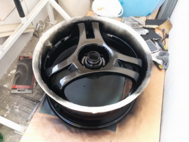 Foto - Araba jantından yaptığı şeye çok şaşıracaksınız