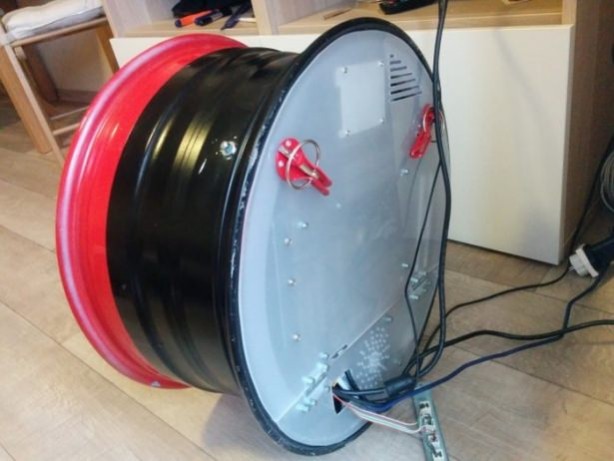 Foto - Araba jantından yaptığı şeye çok şaşıracaksınız