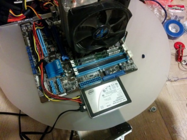 Foto - Araba jantından yaptığı şeye çok şaşıracaksınız