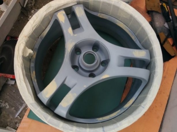 Foto - Araba jantından yaptığı şeye çok şaşıracaksınız