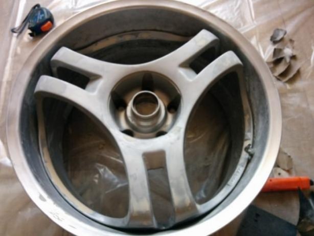 Foto - Araba jantından yaptığı şeye çok şaşıracaksınız
