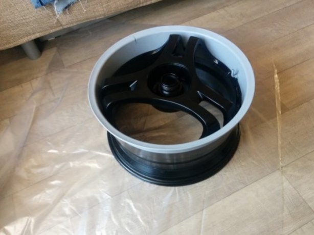 Foto - Araba jantından yaptığı şeye çok şaşıracaksınız