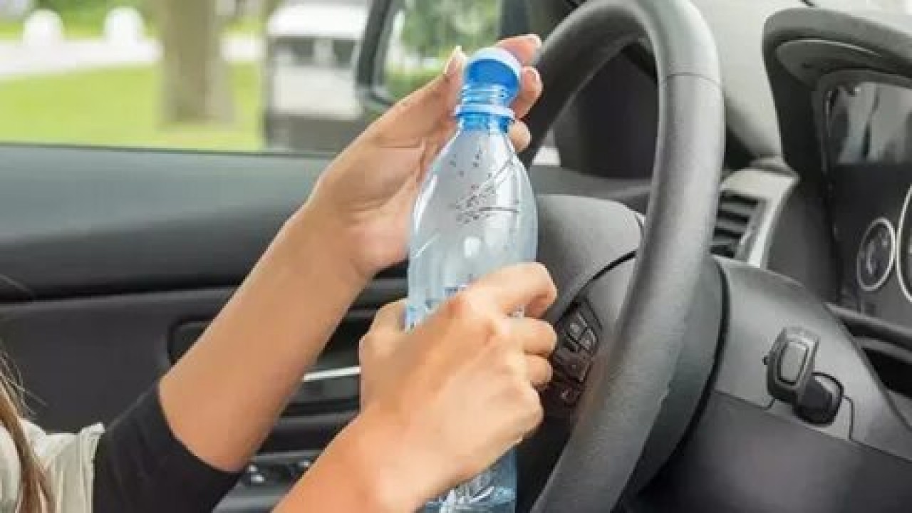 Foto - Arabada su bırakanlar dikkat! Sakın içmeyin