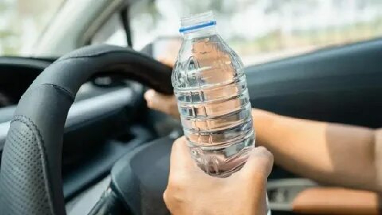 Foto - Arabada su bırakanlar dikkat! Sakın içmeyin