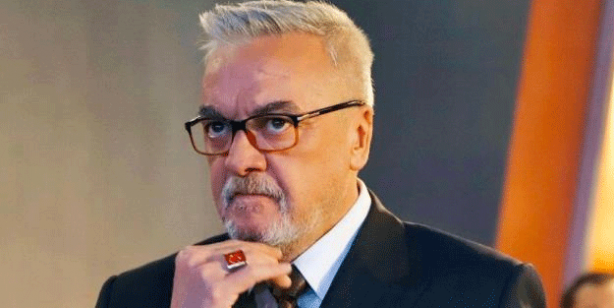 Arabadan inerken yere düşen oyuncu Mesut Akusta aracın altında kaldı