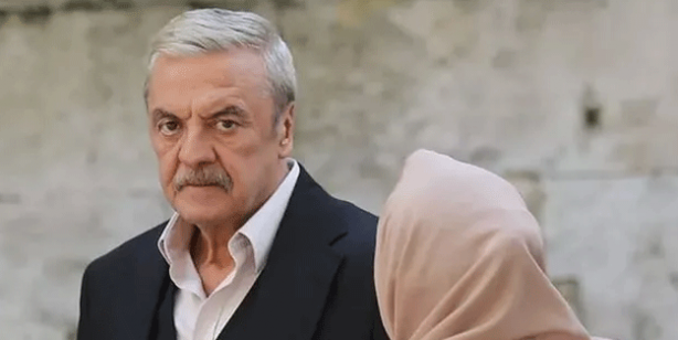 Foto - Arabadan inerken yere düşen oyuncu Mesut Akusta aracın altında kaldı