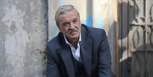 Foto - Arabadan inerken yere düşen oyuncu Mesut Akusta aracın altında kaldı