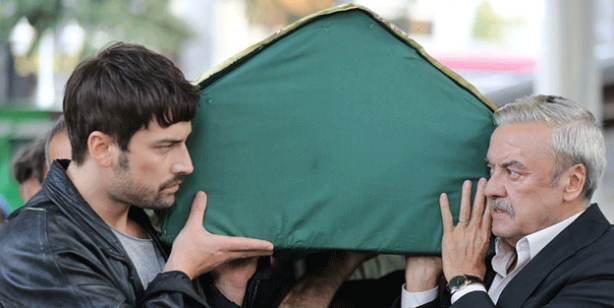 Foto - Arabadan inerken yere düşen oyuncu Mesut Akusta aracın altında kaldı