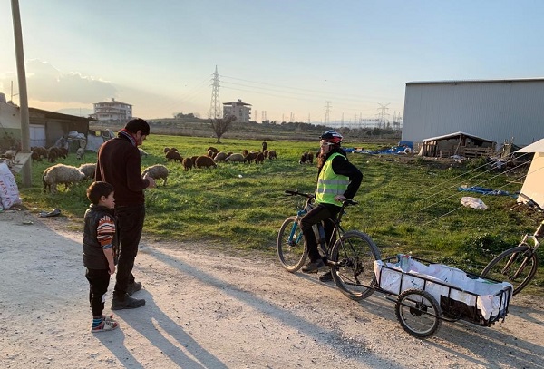 Foto - Arabaların girmediği yerlere böyle yardım taşıyor