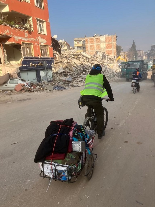 Foto - Arabaların girmediği yerlere böyle yardım taşıyor