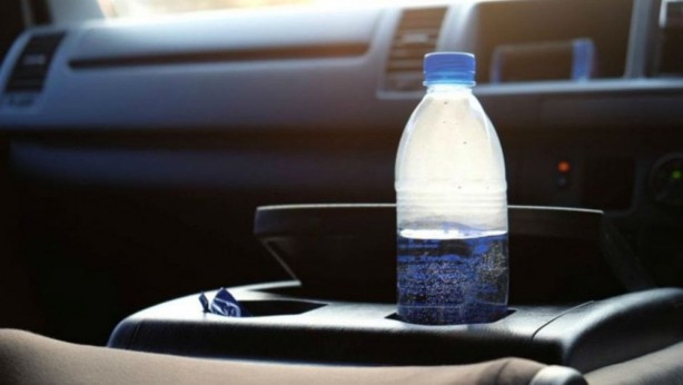 Arabalarının içinde pet şişe bırakanlar aman dikkat! Öyle bir zararı çıktı ki, Allah muhafaza! Bu hata sizi arabanızdan bile edebilir