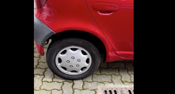 Foto - Arabanızın kaportasına muz sürün, mucizevi onarıma anında tanık olun! Çiziklerden eser kalmıyor: Kaportacıların sırrı açığa çıktı! İşte o harika yöntemin detayları