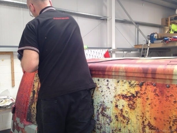 Foto - Arabası çalınmasın diye çok ilginç bir yöntem buldu!