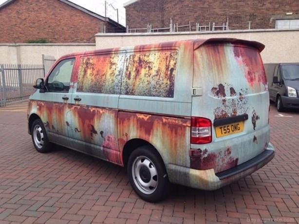 Foto - Arabası çalınmasın diye çok ilginç bir yöntem buldu!