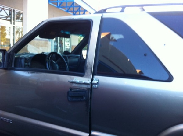 Foto - Arabasını kendi tamir eden insanların düştüğü komik durumlar