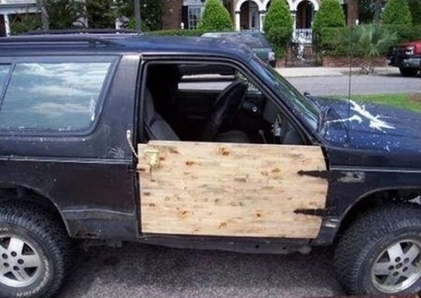 Foto - Arabasını kendi tamir eden insanların düştüğü komik durumlar